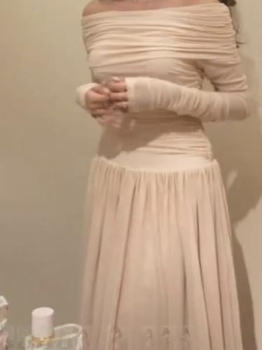 فستان بيج بتصميم انيق واكمام طويلة