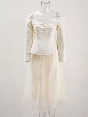 بدلة بيج من قطعتين بتصميم مميز