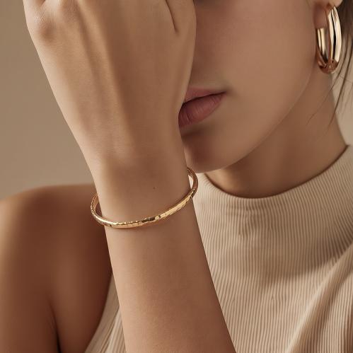 غويشه ذهب عيار 21 الوزن 5.57 جرام
