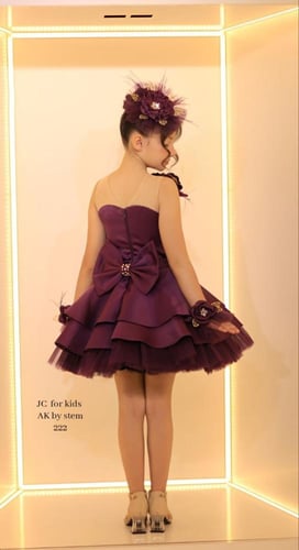 فستان الورد مع اكسسوار شعر وكفوف اليد