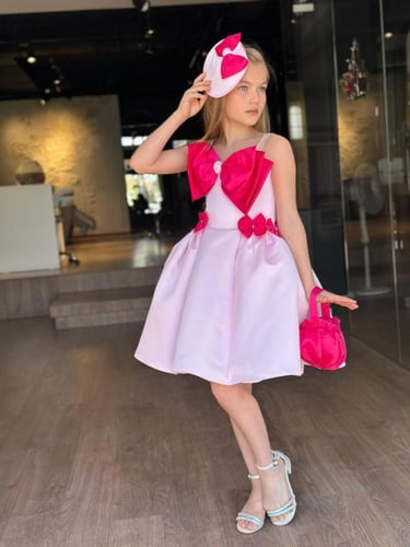 فستان فيونكه مع شنطه واكسسوار شعر