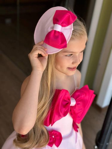 فستان فيونكه مع شنطه واكسسوار شعر