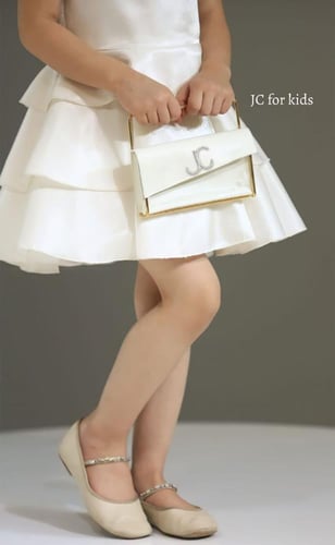 فستان ابيض انيق مع جاكيت وشنطه