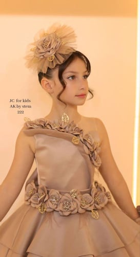 فستان الورد مع اكسسوار شعر وكفوف اليد