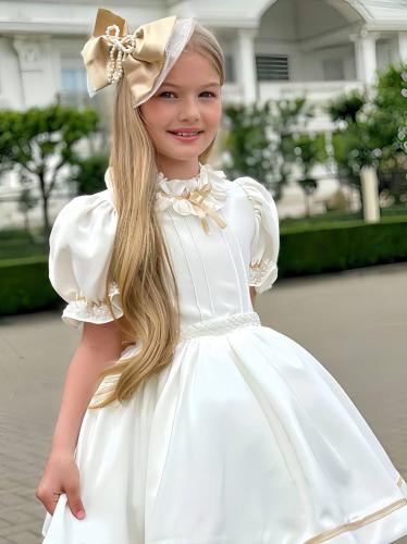 فستان نافش مزين ب لولو و شك مع توكه فيونكه للشعر