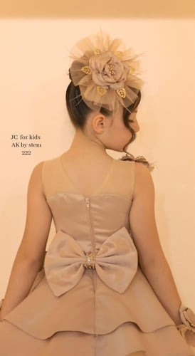 فستان الورد مع اكسسوار شعر وكفوف اليد