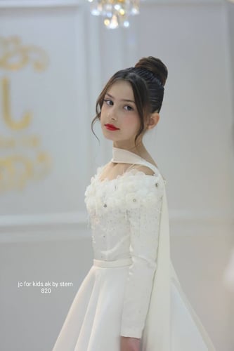 فستان الملكه مع شنطه واكسسوار شعر وشال