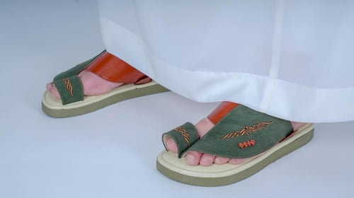 حذاء شرقي اخضر وبني تقليدي