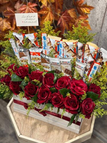 تشكيلة منوعة من شوكولاتة كندر بأنواعها منسقة داخل...