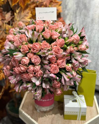 فازة ورد مع إمكانية كتابة عبارة او إسم عليها منسقة...