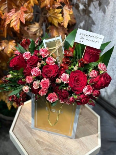 شوكولاته باتشي منسقة بورود طبيعية مكس مع أحمر