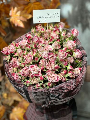 باقة ورد بيبي روز بتغليف شال كشميري