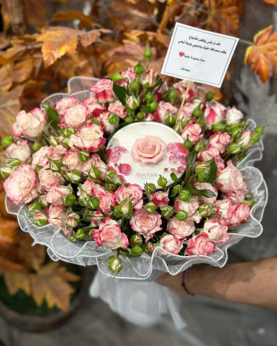 شوكولاتة بستاني الفاخرة منسقة وسط بوكيه ورد بورد ب...