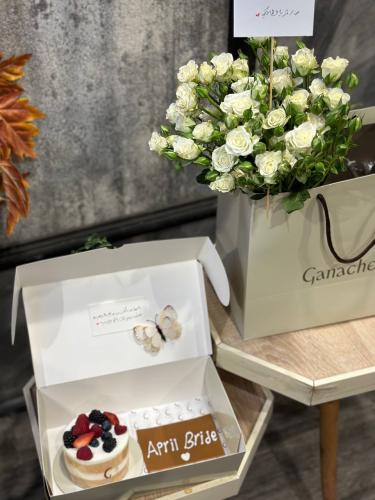 كيكة الفواكه من حلويات جاناش مع بوكيه ورد طبيعي