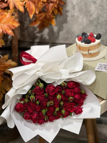 كيكة توت من جاناش مع بوكيه ورد ميني روز أحمر طبيعي