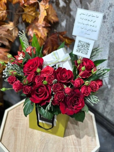 شوكولاته باتشي منسقة على الكيس بتشكيلة ورود حمراء...