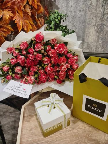 شوكولاتة باتشي مع بوكيه ورد بيبي روز mix