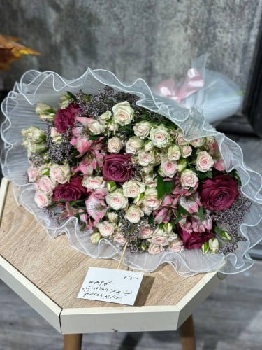 باقة ورد كبيرة بأنواع ورود مميزة