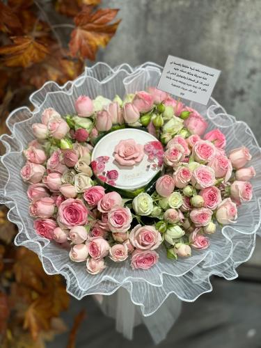 شوكولاتة بستاني منسقة داخل بوكيه ورد ورد وردي تغلي...