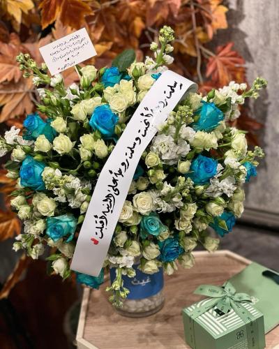 فازة ورد مع إمكانية كتابة عبارة او إسم عليها منسقة...