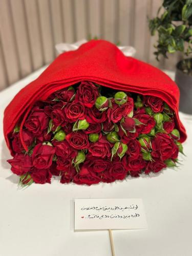 بيبي روز احمر طبيعي مغلف ب شال ميكاسا الاحمر باقة...