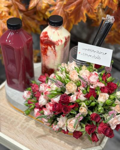 جالونين من عصيرات سيجنتشر (نكهات اختيارية) منسقة ع...