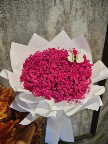 باقة ورد جبسفليا وردي مع إضافة اكسسوار الفراشة