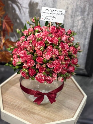 فازة ورد كروية بتنسيق ورد بيبي روز مكس غامق