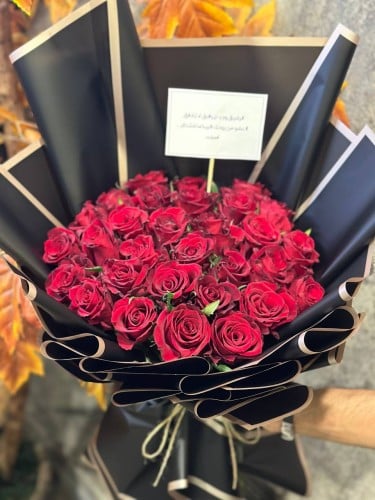باقة ورد 30 جوري أحمر تغليف أسود