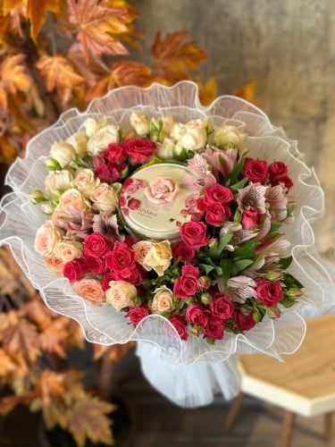 شوكولاتة بستاني الفاخرة وسط بوكيه ورود طبيعية منوع...