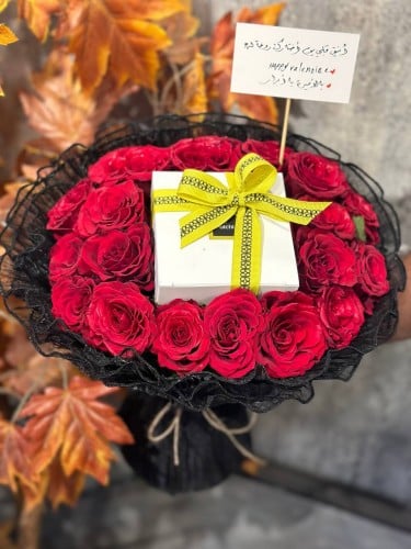 باقة ورد جوري بتغليف قماش اسود مع شوكولاتة باتشي