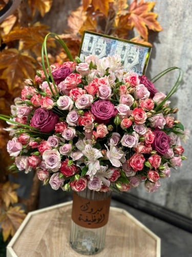 فازة ورد فاخرة بألوان ورود متناسقة وأنواع مميزة