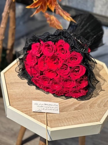 باقة ورد جوري أحمر بتغليف قماش أسود