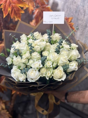 باقة ورد بتشكيلة ورود بيضاء