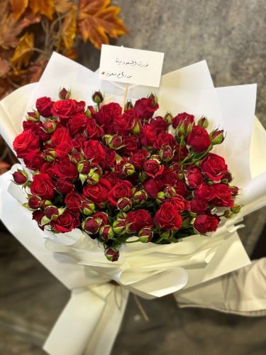 باقة ورد بيبي روز أحمر بتغليف أبيض