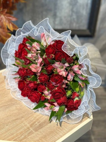 باقة ورد بيبي روز أحمر مع الاسترومريا وردي