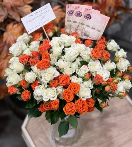 تنسيق ورد بيبي روز بالاغصان في فازة شفافة