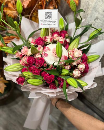 شوكولاتة بستاني الفاخرة منسقة وسط بوكيه ورد بورد ب...