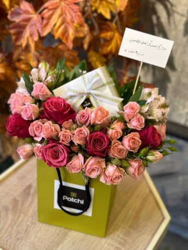 شوكولاته باتشي منسقة بورود طبيعية بيبي روز ملون