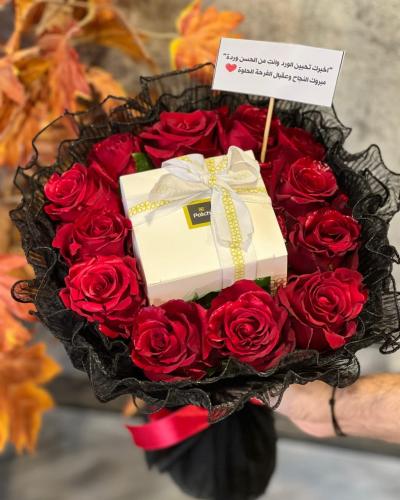 شوكولاتة باتشي وسط ورد الجوري بتغليف قماش فاخر