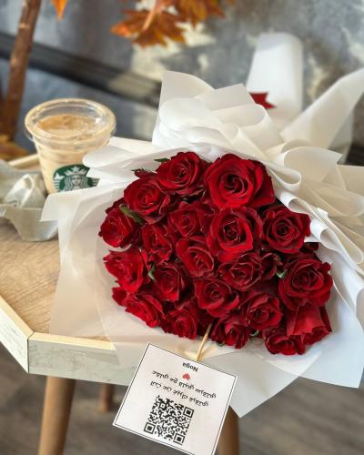 كوب قهوة من ستاربكس (نوع القهوة اختياري ) مع بوكيه...