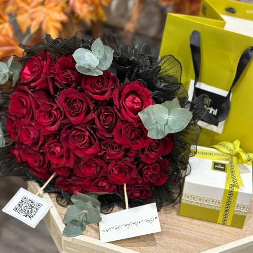 شوكولاتة باتشي مع بوكيه ورد جوري من أجود الأنواع ب...