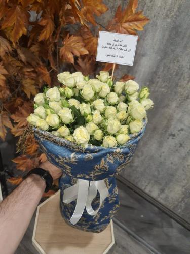 باقة ورد بيبي روز ابيض بتغليف الشال الكشميري