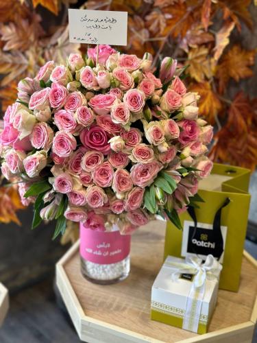 فازة ورد منسقة ب ورد بيبي روز فاتح مع امكانية كتاب...