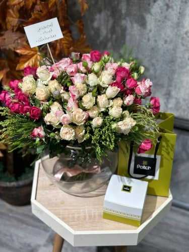 فازة ورد كروية بتشكيلة بيبي روز ملون مع شوكولاتة ب...