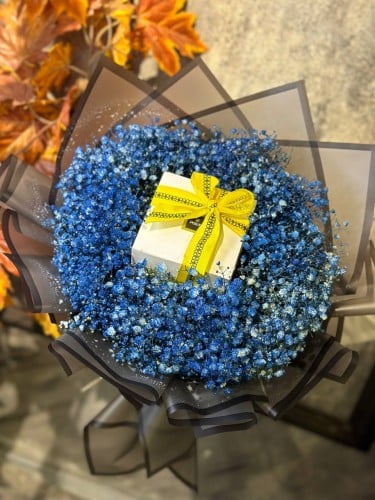 شوكولاته باتشي وسط بوكيه ورد جبسفليا أزرق