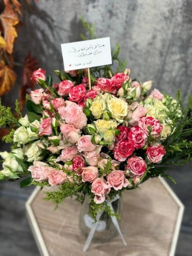 فازة ورد بتشكيلة ألوان ورد بيبي روز بأغصانه