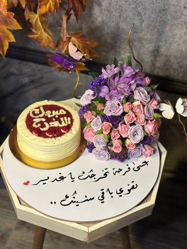 كيكة رد فلفت من حلويات منش منسقة مع ورود طبيعية عل...