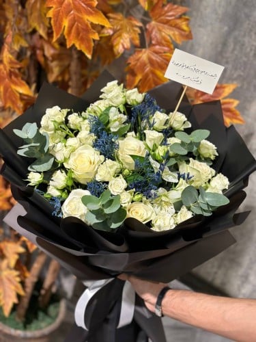 باقة ورد بتشكيلة من الورود البيضاء