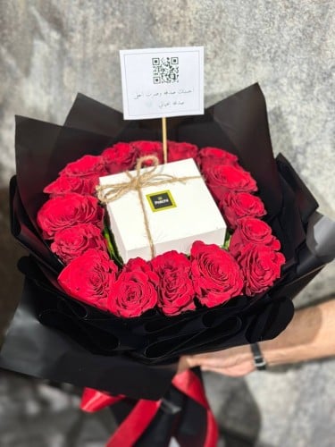 شوكولاتة باتشي محاطة بورد جوري أحمر طبيعي